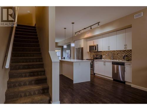 680 Old Meadows Road Unit# 93, Kelowna, BC - Indoor Photo Showing Kitchen With Upgraded Kitchen