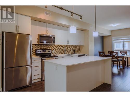 680 Old Meadows Road Unit# 93, Kelowna, BC - Indoor Photo Showing Kitchen With Upgraded Kitchen