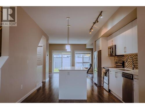 680 Old Meadows Road Unit# 93, Kelowna, BC - Indoor Photo Showing Kitchen