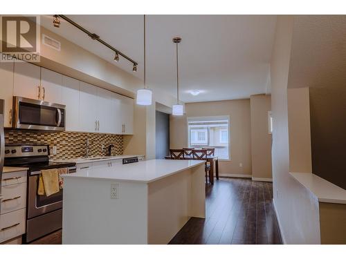 680 Old Meadows Road Unit# 93, Kelowna, BC - Indoor Photo Showing Kitchen With Upgraded Kitchen