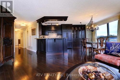 606 - 2261 Lake Shore Boulevard W, Toronto, ON - Indoor Photo Showing Living Room