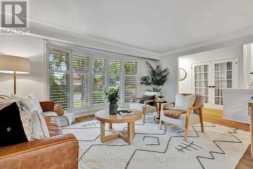 330 Duncombe Drive, Burlington, ON - Indoor Photo Showing Living Room