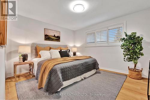 330 Duncombe Drive, Burlington, ON - Indoor Photo Showing Bedroom