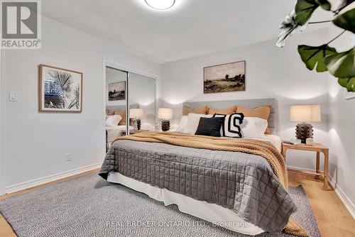 330 Duncombe Drive, Burlington, ON - Indoor Photo Showing Bedroom