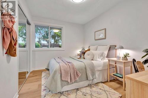 330 Duncombe Drive, Burlington, ON - Indoor Photo Showing Bedroom