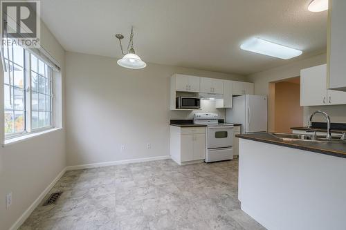 2020 Robson  Place Unit# 45, Kamloops, BC - Indoor Photo Showing Kitchen With Double Sink