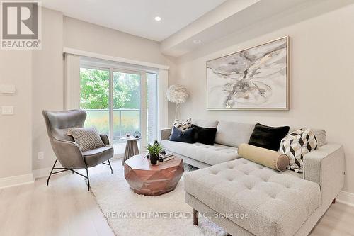 Th06 - 330 Village Green Square, Toronto, ON - Indoor Photo Showing Living Room