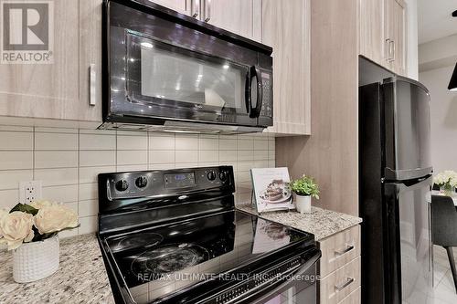 Th06 - 330 Village Green Square, Toronto, ON - Indoor Photo Showing Kitchen