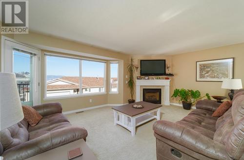 1950 Braeview  Place Unit# 80, Kamloops, BC - Indoor Photo Showing Living Room With Fireplace