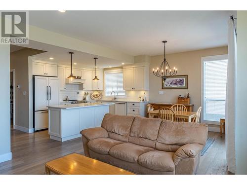 580 Sedona  Drive Unit# 108, Kamloops, BC - Indoor Photo Showing Living Room