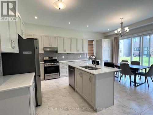 12 Carlinds Crescent, Whitchurch-Stouffville, ON - Indoor Photo Showing Kitchen With Double Sink With Upgraded Kitchen