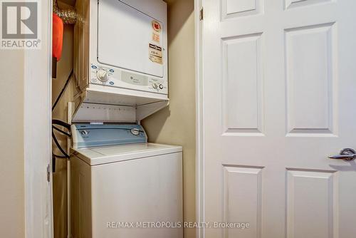 820 - 230 Queens Quay W, Toronto, ON - Indoor Photo Showing Laundry Room