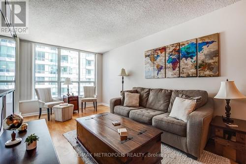 820 - 230 Queens Quay W, Toronto, ON - Indoor Photo Showing Living Room