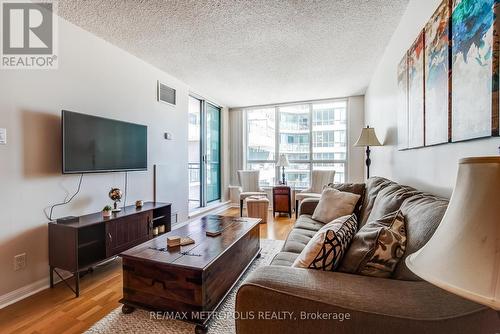 820 - 230 Queens Quay W, Toronto, ON - Indoor Photo Showing Living Room