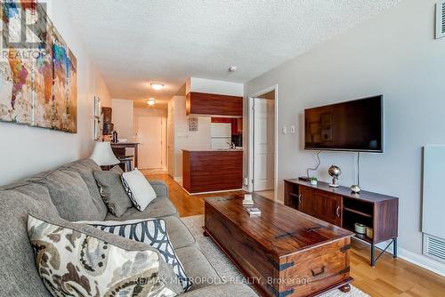 820 - 230 Queens Quay W, Toronto, ON - Indoor Photo Showing Living Room