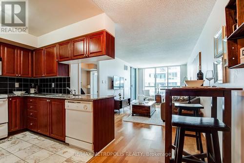 820 - 230 Queens Quay W, Toronto, ON - Indoor Photo Showing Kitchen