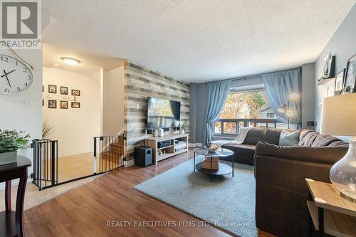 115 Ashton Crescent, Brampton, ON - Indoor Photo Showing Living Room