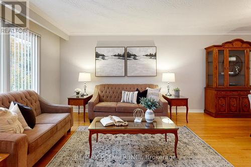 50 Faversham Crescent, Toronto, ON - Indoor Photo Showing Living Room