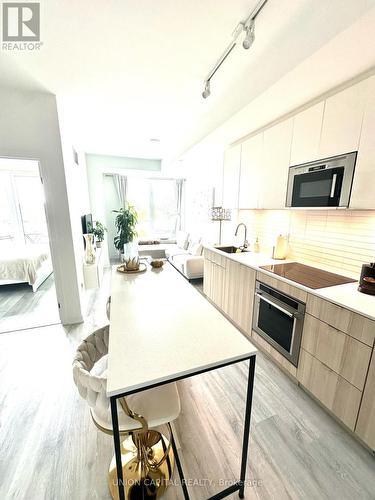 523 - 215 Lakeshore Road W, Mississauga, ON - Indoor Photo Showing Kitchen