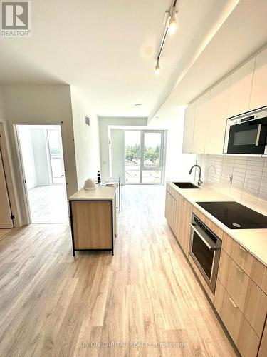 523 - 215 Lakeshore Road W, Mississauga, ON - Indoor Photo Showing Kitchen