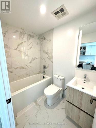 523 - 215 Lakeshore Road W, Mississauga, ON - Indoor Photo Showing Bathroom