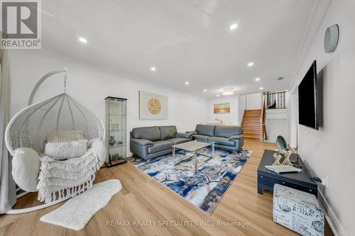 883 Thistle Down Circle, Mississauga, ON - Indoor Photo Showing Living Room