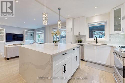 5321 Flatford Road, Mississauga, ON - Indoor Photo Showing Kitchen With Upgraded Kitchen