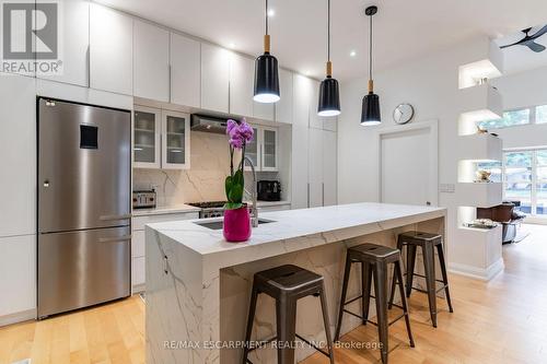 5071 Spruce Avenue, Burlington, ON - Indoor Photo Showing Kitchen With Upgraded Kitchen