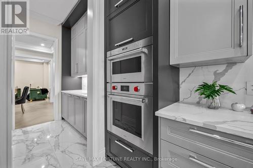 22 Pellegrini Dr Drive E, Vaughan, ON - Indoor Photo Showing Kitchen