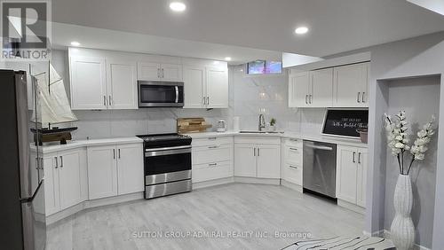 932 Schaeffer Outlook, Newmarket, ON - Indoor Photo Showing Kitchen