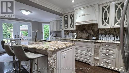 932 Schaeffer Outlook, Newmarket, ON - Indoor Photo Showing Kitchen With Upgraded Kitchen