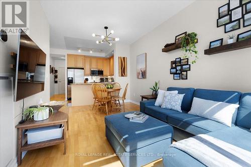 327 - 628 Fleet Street, Toronto, ON - Indoor Photo Showing Living Room