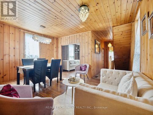 253 Albert Street, Oshawa, ON - Indoor Photo Showing Living Room