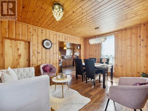 253 Albert Street, Oshawa, ON - Indoor Photo Showing Living Room