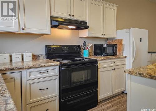 105 Main Street, Harris, SK - Indoor Photo Showing Kitchen