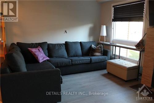 4E Maple Ridge Crescent, Ottawa, ON - Indoor Photo Showing Living Room