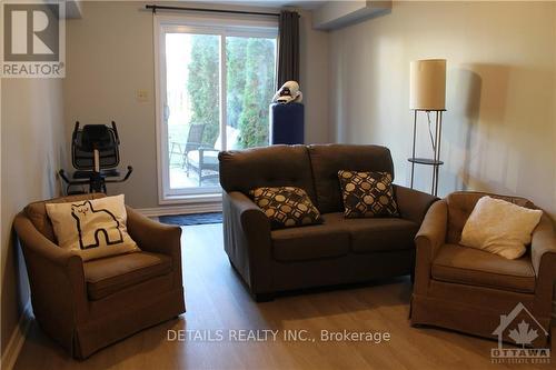 4E Maple Ridge Crescent, Ottawa, ON - Indoor Photo Showing Living Room