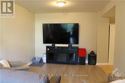 4E Maple Ridge Crescent, Ottawa, ON - Indoor Photo Showing Living Room