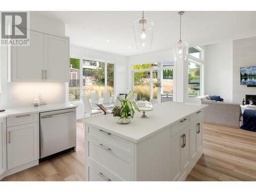 1992 Begbie Road, Kelowna, BC - Indoor Photo Showing Kitchen