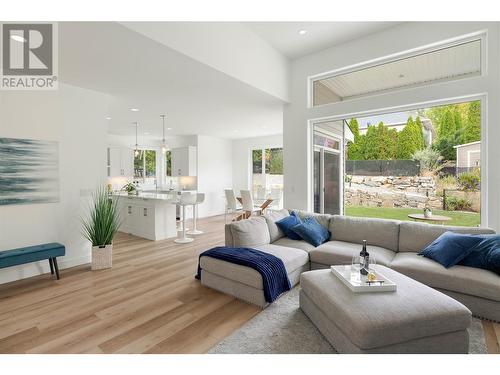 1992 Begbie Road, Kelowna, BC - Indoor Photo Showing Living Room