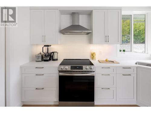 1992 Begbie Road, Kelowna, BC - Indoor Photo Showing Kitchen