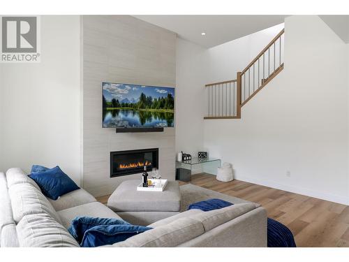 1992 Begbie Road, Kelowna, BC - Indoor Photo Showing Living Room With Fireplace