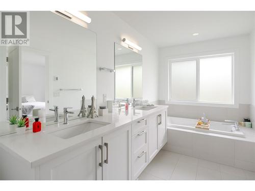 1992 Begbie Road, Kelowna, BC - Indoor Photo Showing Bathroom