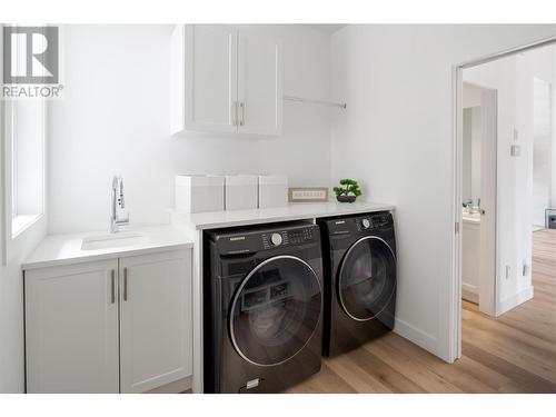 1992 Begbie Road, Kelowna, BC - Indoor Photo Showing Laundry Room