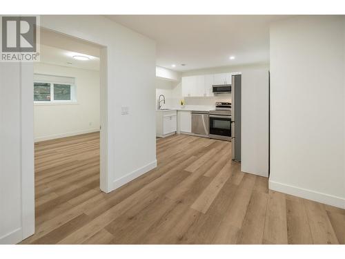 1992 Begbie Road, Kelowna, BC - Indoor Photo Showing Kitchen