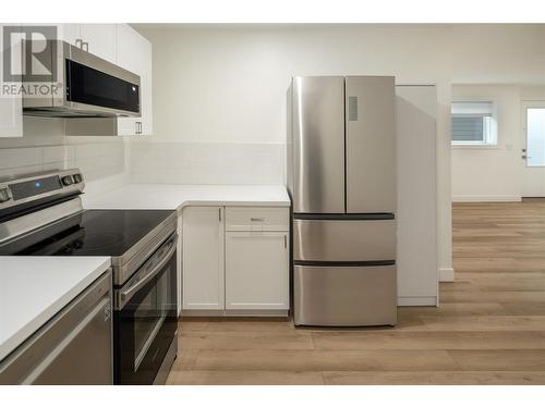 1992 Begbie Road, Kelowna, BC - Indoor Photo Showing Kitchen