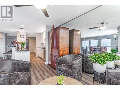 737 Leon Avenue Unit# 1401, Kelowna, BC - Indoor Photo Showing Living Room