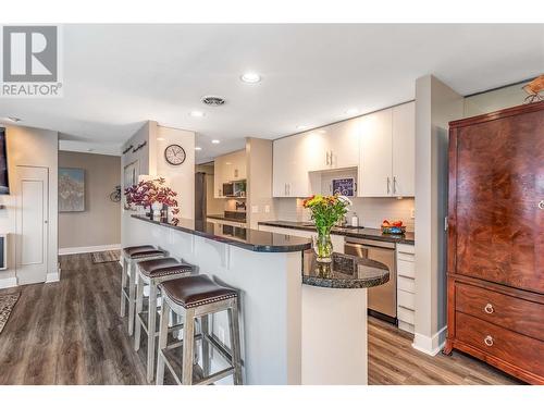 737 Leon Avenue Unit# 1401, Kelowna, BC - Indoor Photo Showing Kitchen With Upgraded Kitchen