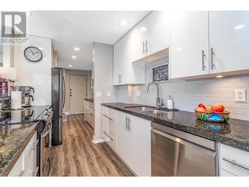 737 Leon Avenue Unit# 1401, Kelowna, BC - Indoor Photo Showing Kitchen With Double Sink With Upgraded Kitchen