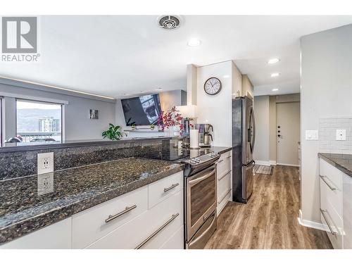 737 Leon Avenue Unit# 1401, Kelowna, BC - Indoor Photo Showing Kitchen With Upgraded Kitchen